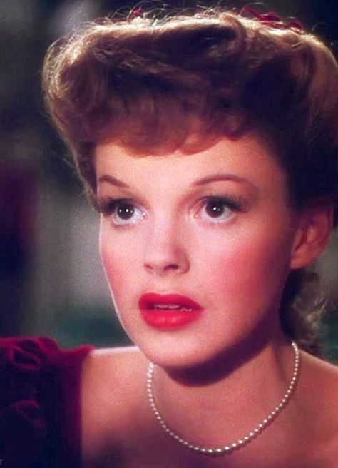 Judy Garland in Meet Me In St Louis - I love this dress, plus she sings Have Yourself A Merry Little Christmas. Meet Me In St Louis, Harvey Girls, Liza Minnelli, Classic Movie Stars, Old Hollywood Stars, Hollywood Icons, Judy Garland, Actrices Hollywood, Hollywood Legends