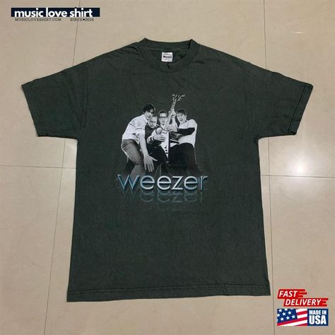 Weezer Vintage Hyper Extended Midget Tour T-Shirt Band Green Day Blink Unisex Hoodie Check more at https://musicloveshirt.com/product/weezer-vintage-hyper-extended-midget-tour-t-shirt-band-green-day-blink-unisex-hoodie/ Weezer, Green Day, Tour T Shirts, Anniversary Wedding, Thanksgiving Christmas, Mother Day Gifts, Vintage Shirts, Mother Daughter, Unisex Hoodies