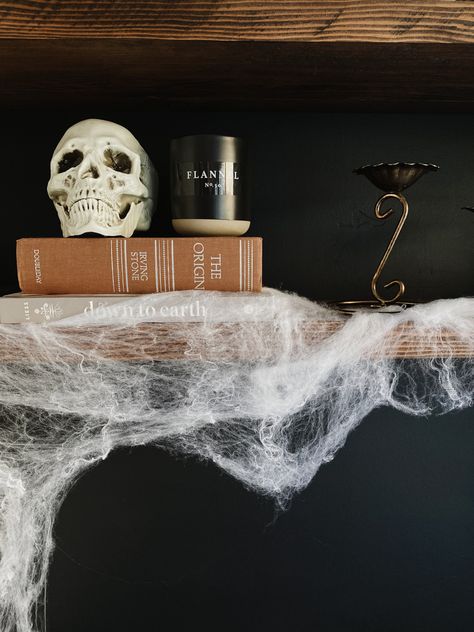 Halloween shelf decor All Black Halloween Decor, Open Shelf Decor, Halloween Shelf Decor, Halloween Arrangements, Black Halloween Decor, Halloween Shelf, Fall Mood, Halloween Decorating, Dark Romantic