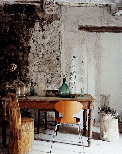 . Log Chairs, Ant Chair, Old Home, Peeling Paint, Arne Jacobsen, Fritz Hansen, Boho Home, Rustic Interiors, 인테리어 디자인