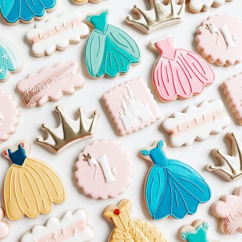 Mixed Sugar (@mixed.sugar) | Instagram Disney Princess Cookies, Bippity Boppity Boo, Fourth Birthday Party, Disney Princess Theme, Disneyland Birthday, Princess Theme Birthday, Two Birthday, Disney Birthday Cakes, Princess Theme Birthday Party