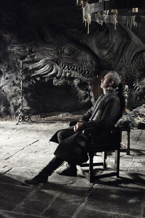 stannis brooding at dragonstone (when is stannis not brooding?) Stannis Baratheon, Stephen Dillane, Raiden Metal Gear, Game Of Thrones Winter, Game Of Thrones Cast, George Rr Martin, Night King, Cersei Lannister, Gra O Tron