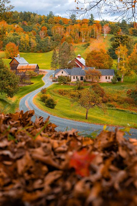 18 Best Places to Visit in Vermont in the Fall | She Wanders Abroad Woodstock Vt, Woodstock Vermont, Vermont Fall, Fall Road Trip, Fall Getaways, Leaf Peeping, New England Fall, Barn Plans, Fall Travel