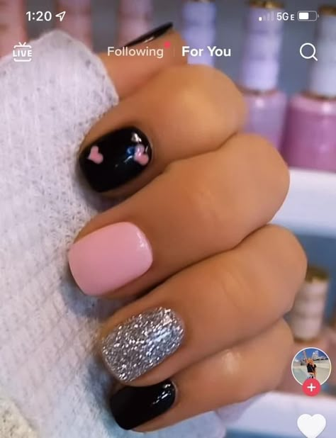 Valentines Day Nails With Black, Fun Dip Nail Designs, Black And Pink Gel Nails, Pretty Gel Nails Short, Black Dip Nails Ideas, Black And Pink Nails Short, Pink And Black Nails Short, Black Valentine’s Day Nails, Pink Black Nails