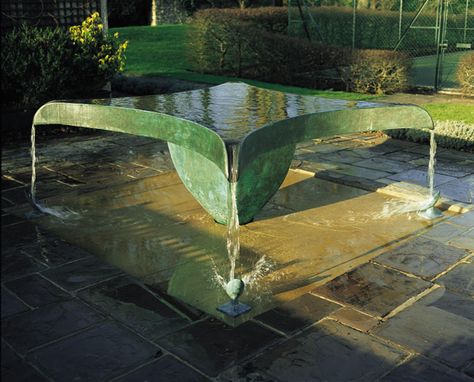 Spillway - another wonderful water sculpture by William Pye. Pool Sculpture, Tuscany Garden, Waterscape Design, Modern Water Feature, Water Sculpture, Pool Water Features, Garden Waterfall, Pond Water Features, Fountain Design