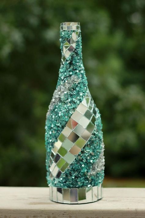 Glass Upcycle, Wine Bottle Wedding Centerpieces, Bottle Home Decor, Mosaic Bottles, Wine Bottle Wall, Wine Glass Decor, Wedding Wine Bottles, Bottle Centerpieces, Recycled Wine Bottles