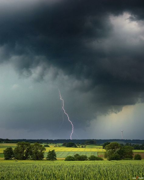 Storm Pictures Thunderstorms, Spring Storm Aesthetic, Sky Before Storm, Summer Storm Aesthetic, Spring Thunderstorms, Thunderstorm Photography, Thunderstorm Aesthetic, Storm Pictures, Weather Photography