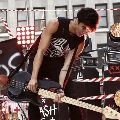 5sos Calum, Jet Black Heart, Thomas Hood, Calum Thomas Hood, Calum Hood, Boy Meets, Band Posters, 5 Seconds Of Summer, 5 Seconds