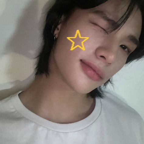 hyunjin skz yellow star selca icon Hyunjin And In, Yellow Star, Star Wallpaper, Boy Bands, Rainbow, Stars, Yellow