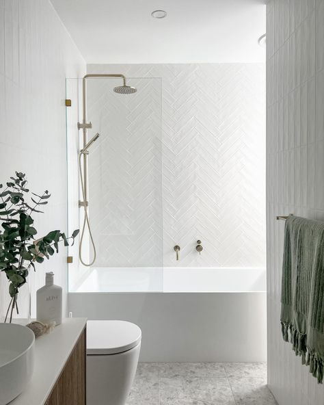 This bathroom has nailed the minimalist light style. To create the look they have used our Newport matte white subways on the wall in both a herringbone and vertical stack pattern. Both with white grout and then on the floor they have used the Stirling in white. I’m loving this shower over bath. So smart for this small space. ❤️ White Grout, Shower Over Bath, Minimalist Lighting, Light Style, White Tiles, Stirling, Grout, Fashion Lighting, Small Space