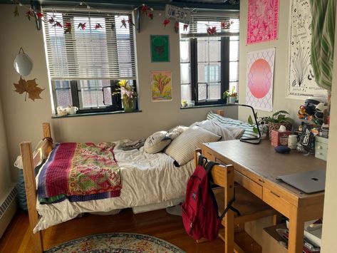 Vintage College Dorm, Uvm Dorm, Room Ideas Vintage, Vintage Dorm, Bedding Dorm, Dorm Room Layouts, Cozy Dorm, College Dorm Room Inspiration, Dream Dorm Room