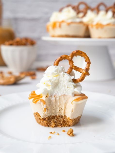 No-Bake Peanut Butter Pretzel Cheesecakes Fall Party Food Ideas, No Bake Mini Cheesecakes, Peanut Butter Birthday Cake, Pretzel Cheesecake, Mini Oreo Cheesecake, Fluffy Cheesecake, Fall Party Food, Spiced Buttercream, Peanut Butter No Bake