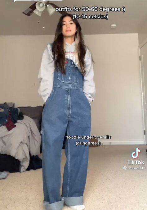 Y2k Outfits Overalls, Dungree Styles Winter, Baggy Overall Outfits, Sweatshirt Overalls Outfit, Hoodie Under Overalls, Oversized Overalls Outfit Winter, Overall With Hoodie, Baggy Overalls Outfit Winter, Sweatshirt And Overalls Outfit