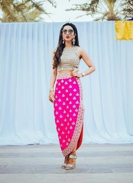 Latest Indo Western Outfits For Women, Brides Lehenga, Indo Western Dress For Girls, Mehndi Outfit Ideas, वेस्टर्न ड्रेस, Indo Western Outfits For Women, Western Dresses For Girl, डिजाइनर कपड़े, Indo Western Outfits