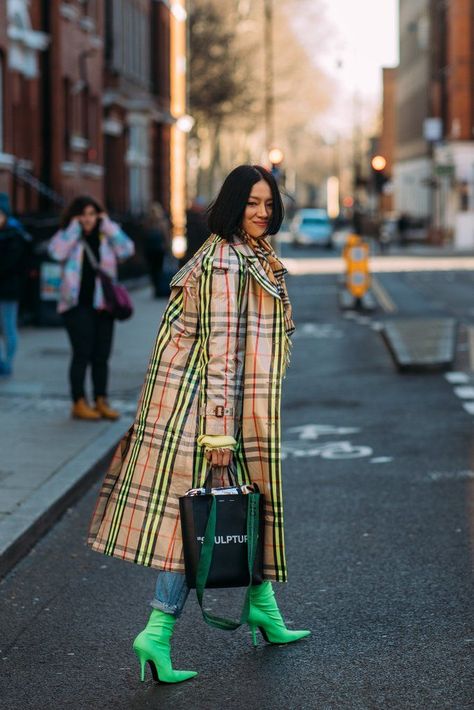 973a5f0ccbc4ee3524ccf035d35b284bdesc43153501ri Tiffany Hsu, London Fashion Week Street Style, Green Boots, Fashion Week 2018, Moda Chic, Popsugar Fashion, London Street Style, Looks Street Style, Street Style Inspiration