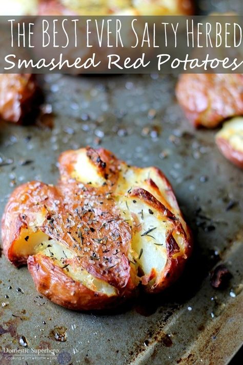 The BEST EVER Salty Herbed Smashed Red Potatoes Smashed Red Potatoes, Red Potato Recipes, Pasta Vegetariana, Griddle Cooking, Potato Sides, Potato Side Dishes, Potatoes Recipe, Idee Pasto Sano, Potato Dishes