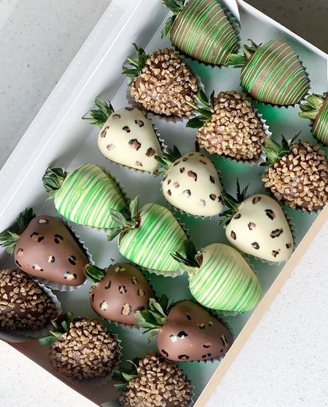 Crumbssss on Instagram: “When they ask for a jungle theme😀 #chocolatecoveredstrawberries #strawberries #desserts #crumbssss #junglethemeparty” Strawberries Desserts, Chocolate Business, Strawberry Ideas, Jungle Theme Cakes, Safari Baby Shower Boy, Valentine Strawberries, Turtle Baby Shower, Strawberry Treats, Giraffe Cakes