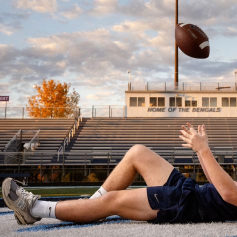 The sunset was perfection for Zane's Football session! We captured images in all the memorable spots at the high school field and here are a few of my favorites! It is time for Sections and I am excited to see how far the Bengal's go🏈🎉 🐅🎉🏈 Go Bengal's 🏈🎉🐅 #sarahmariephotographymn #footballseniorpictures #minneapolisseniorphotographer #magmod #blaineseniorphotographer #andoverseniorphotographer #coonrapidsseniorphotographer #anokaseniorphotographer #seniorsznmagazine #seniorstyleguide #s... Football Senior Pictures, Field Photoshoot, School Field, Football Field, Senior Photographers, The Sunset, Family Pictures, My Favorites, Style Guides