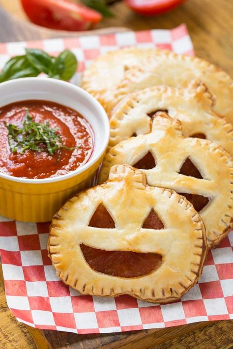 These homemade jack-o-lantern pepperoni pizza pockets are a fun snack for a Halloween party or great to make for dinner before trick-or-treating. Your kids will be thrilled! Halloween Themed Appetizers, Fun Halloween Appetizers, Halloween Dinner Ideas, Snack Halloween, Fun Halloween Party Food, Ideas Para La Cena, Halloween Appetizers Easy, Recetas Halloween, Kids Halloween Food