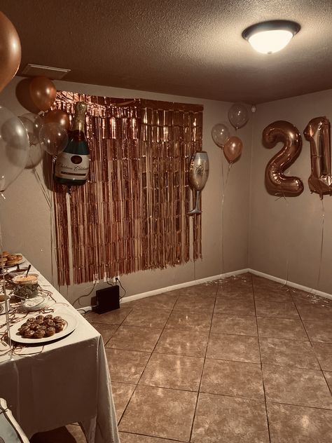 Simple House Birthday Decorations, 16 House Party Ideas, 18th Birthday House Party Ideas, Simple Hotel Birthday Decor, Rose Gold Themed Party, 18th Birthday Decorations At Home Simple, 21st House Party Ideas, Simple Decorations For Party At Home, House Party Decorations Birthday