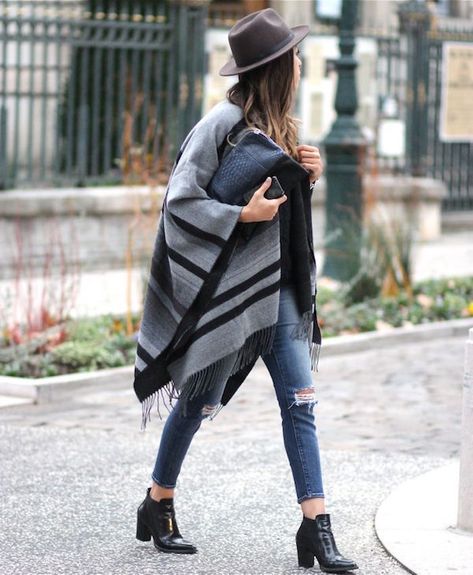 Call it a Poncho, Call it a Cape, Call it a Wrap...What it's Not is a Coat: *MEMO: Would look so cute with blue jeans and no worry above sizing!   Add a belt and you are good to go wearing it with a favourite dress or skirt.  Also perfect for Canadian Fall wear. Career Girl Daily, Poncho Outfit, How To Wear Ankle Boots, Boots Outfit Ankle, Bohol, Mode Casual, Poncho Style, Mode Inspo, Inspired Outfits