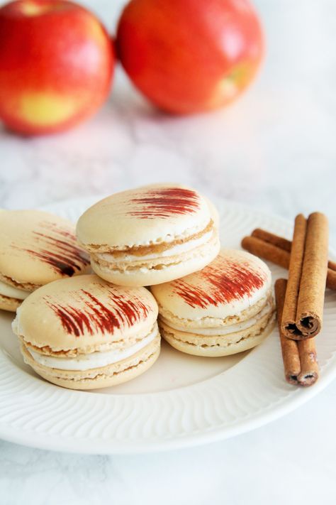 Caramel Apple Pie Macarons {+ Painting Patterns on Macarons} - The Tasty Bite Macaroon Painting, French Macarons Flavors, Delicate Cookies, Pie Macarons, Chocolate Macaroon, Fall Desserts Apple, French Macaroon Recipes, Macaron Recipes, Kue Macaroon