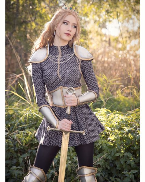 Nichameleon on Instagram: “I knight thee, Dame Derp of Down Under ⚔️🇦🇺💕 Would you let me knight you? I feel like the third pic would put some fear in you 😅 I am…” Knight Ren Faire, Knight Lady, Lady Knight, Ren Faire Outfits, Couples Cosplay, Armor Drawing, Medieval Festival, Female Armor, Culture Clothing