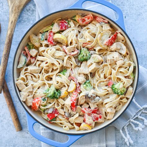 A delicious twist on traditional chicken alfredo, with tender chicken, fresh veggies, and a creamy teriyaki sauce! Best Teriyaki Sauce, Teriyaki Chicken Salad, Fettuccini Noodles, Teriyaki Chicken Skewers, Our Best Bites, Pasta Recipes Alfredo, Creamy Pasta Dishes, Sunday Dinners, Chicken Alfredo Pasta