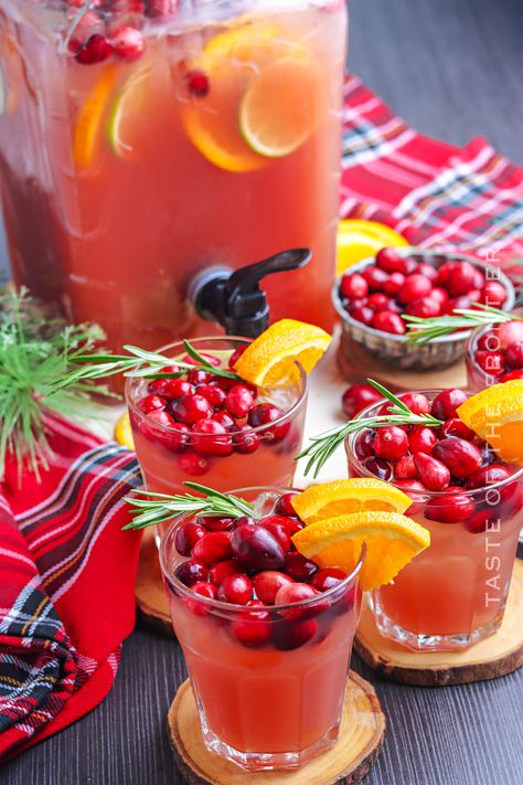 If you're looking for an easy large-format cocktail for holiday parties and Christmas entertaining, this holiday punch is for you. Large Format Cocktails, Drink Dispenser Recipes, Holiday Party Punch, Easy Holiday Cocktails, Thanksgiving Punch, Bourbon Apple Cider, Holiday Punch Recipe, Holiday Party Drinks, Holiday Party Ideas