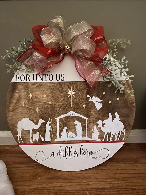 Cricut Round Wood Signs Christmas, Wood Circle Crafts Christmas, Holiday Wood Rounds, Round Wooden Door Hangers Diy Christmas, Christmas Wooden Rounds, Wooden Wreath Ideas Christmas, Boho Christmas Door Hanger, Christmas Wood Wreath, Round Door Signs Christmas