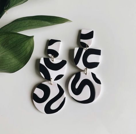 Black White Clay Earrings, Polymer Clay Black And White, Clay Earrings Black And White, Black And White Polymer Clay, Modern Wedding Jewelry, Black And White Swirl, Diy Earrings Polymer Clay, Black And White Earrings, Handmade Clay Jewelry