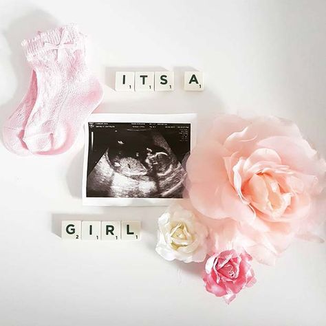 14 Creative Baby Gender Reveal Ideas - MomCanvas Photo Gender Reveal Ideas, Baby Gender Announcement Ideas, Baby Girl Gender Announcement, Girl Announcement Ideas, Baby Girl Announcement Ideas, Cool Gender Reveal Ideas, Gender Announcement Ideas, Gender Reveal Photo Ideas, Girl Gender Reveal Announcement