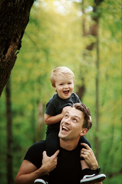 Family Photoshoot Woods, Family Photoshoot In The Woods, Family Photo Shoot In The Woods, Family Photos In Woods Forests, Forest Family Photoshoot, Family Hiking Photography, Large Family Pictures, Sisters Photoshoot Poses, High School Seniors Photos