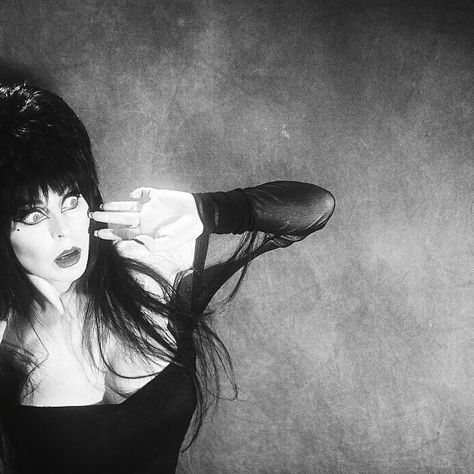 Elvira Movies, 80s Goth, Cassandra Peterson, Elvira Mistress Of The Dark, Goth Subculture, Vampire Goth, Goth Women, Gothic Aesthetic, Vintage Horror