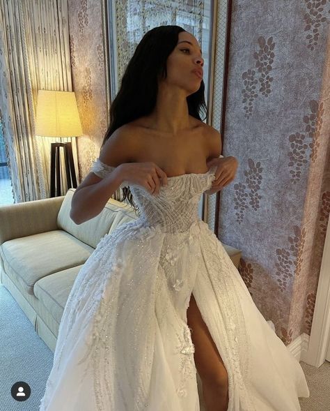 Dining Aesthetic, Uk Drip, Queen Wedding Dress, Ig Model, Rich Couple, Bride Dress Simple, Fashion London, Dream Wedding Decorations, Central Cee