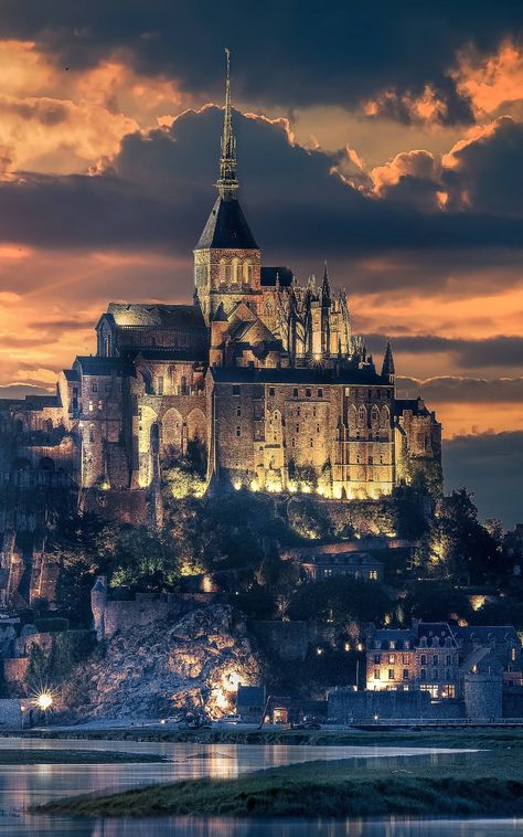 Mt St Michel, Mont Saint Michel France, Castle Aesthetic, San Michele, Castle House, Fantasy Castle, Fantasy Places, Beautiful Castles, Beautiful Places To Travel