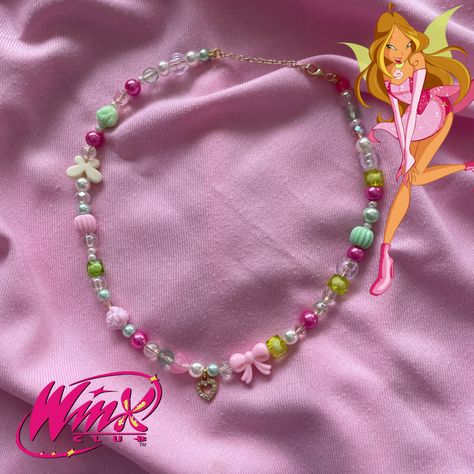 Winx Club Bracelet, Winx Bracelets, Winx Club Jewelry, Handmade Necklace Tutorial, Flora Necklace, Winx Club Flora, Apple Emojis, Beads Inspiration, Winx Club