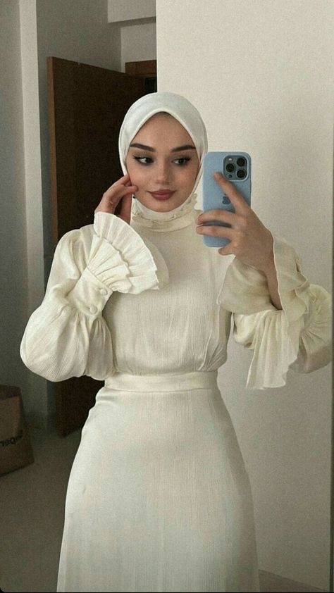 Hijab Fashion Design, Work Outfits Fashion, Winter Hijab Fashion, Fashionable Work Outfits, Hijab Fits, Winter Hijab, Hairstyles Korean, Soiree Dresses, Fashion Winter Outfits