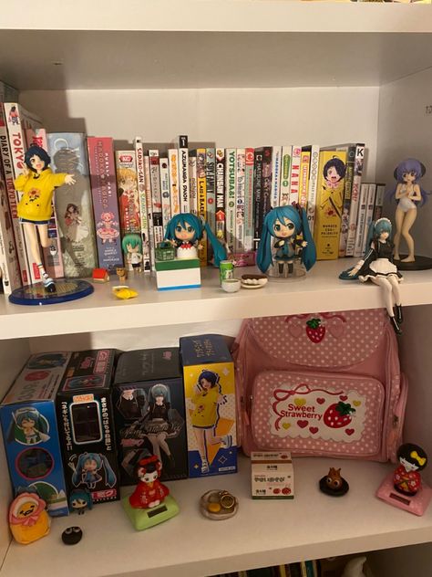 Figure Organization, Manga Shelf, Elegant Bedroom Design, Diy Room Decor For Teens, Otaku Room, Dream Apartment Decor, Room Redesign, Hippie Decor, Room Desk