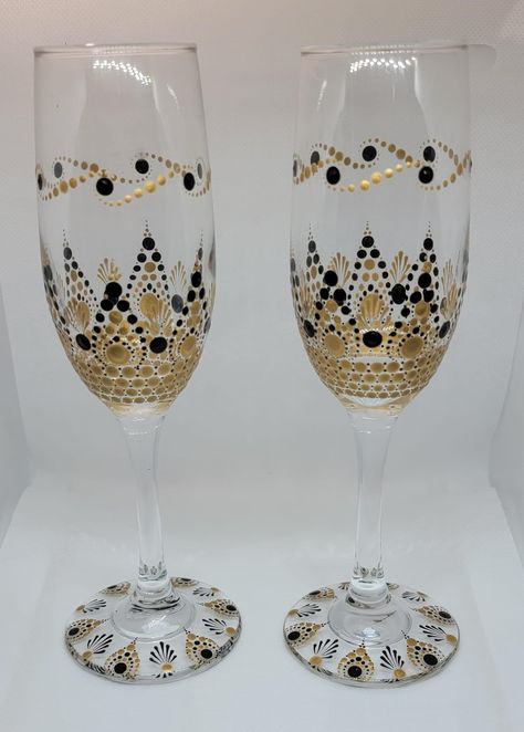 Hand Painted Wine Glasses Diy, Diy Wine Glasses Painted, Glassware Crafts, Wine Glass Designs, Diy Wine Glasses, Decorated Wine Glasses, Wine Glass Crafts, Wine Glass Art, Painted Glasses