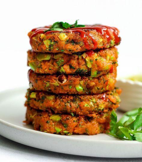 Vegan Sweet Potato Cakes - UK Health Blog - Nadia's Healthy Kitchen Sweet Potato Cakes, Potato Cakes Recipe, Sweet Potato Recipes Healthy, Bun Cake, Dinner Vegan, Breakfast Vegan, Sweet Potato Cake, Potato Dinner, Healthy Potato Recipes