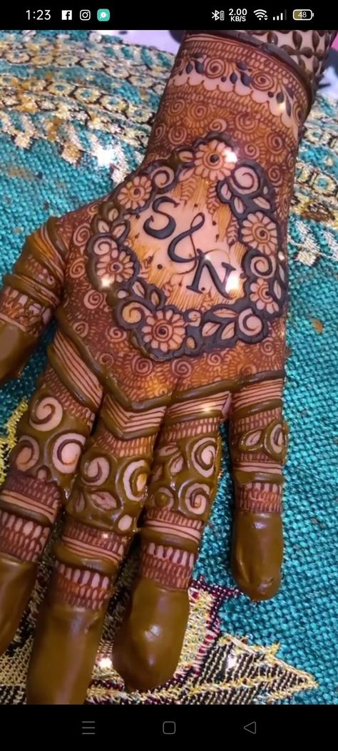 Mehendi New Designs Back Hand, Bridal Mehndi Designs With Groom Name, Mehendi Designs With Names, Name Mehndi Designs For Hands, Fancy Mehendi Designs For Back Hand, Groom Name In Mehndi Design, S Name Mehndi Design, Angejment Mehndi, Name Mehendi Designs For Hands