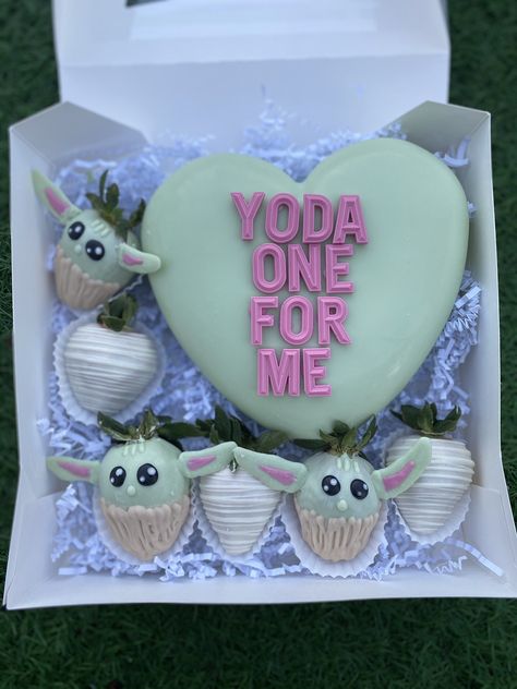 Chy🌹✨ on Twitter: "“Yoda one for me” 🥰💚… " Yoda One For Me, Chocolate Covered Desserts, Breakable Heart, Strawberry Box, Chocolate Covered Strawberry Recipe, Chocolate Covered Strawberries Bouquet, Cake Pop Decorating, Strawberry Gifts, Chocolate Covered Fruit