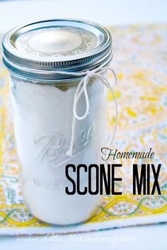 How to make a basic scone mix to store in your pantry so you can make any flavor of scones that you want! Basic Scones, Boutique Bio, Scone Mix, Homemade Dry Mixes, Homemade Scones, Homemade Pantry, Mason Jar Meals, Ge Bort, Homemade Spices