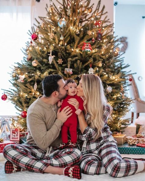 Infant Xmas Photo Ideas, Family First Christmas Pictures, Baby With Christmas Tree, Santa Pictures With Baby, Mom Dad Baby Christmas Pictures, Christmas Photos With Baby Family, First Christmas Family Photos, First Christmas Card With Baby, Family Christmas Card With Baby