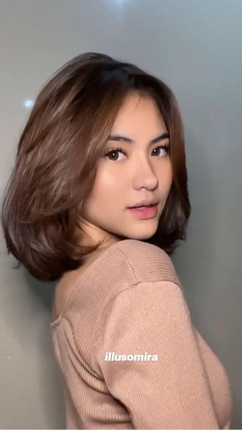 Korean Short Hair Round Face, Layer Short Hair Korean, 2 Layer Haircut Short, Korean Ulzzang Short Hair, Korean Round Face Hairstyles, Korean Haircut Short Layered, Medium Haircut Korean Shoulder Length, Layer Oval Haircut Short, Round Layers Haircut Short