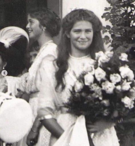 Maria with Olga in the background Olga Romanov, Maria Nikolaevna, Familia Romanov, Romanov Sisters, Anastasia Romanov, Grand Duchess Olga, House Of Romanov, Alexandra Feodorovna, Romanov Dynasty