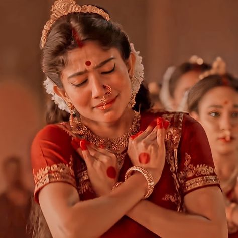 From the movie Shyam Singha Roy Best South Indian Movies, Sai Pallavi Shyam Singha Roy, Shyam Singha Roy, Tamil Aesthetic, Chammak Challo, Brown Kid, Tripti Dimri, Dancer Quotes, Bengali Culture