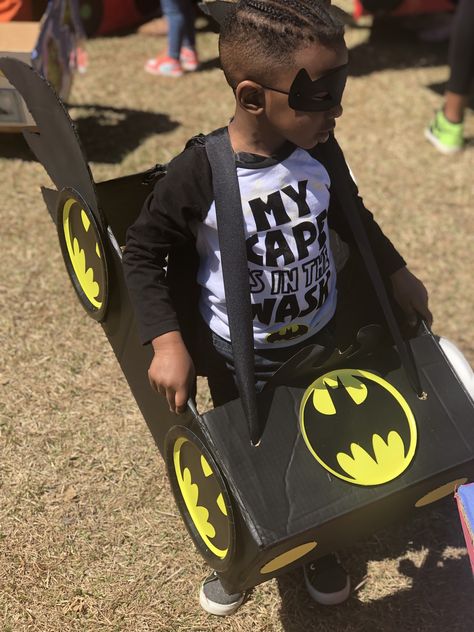 Batman Cardboard Box Car, Diy Superhero Costume, Batman Costume Diy, Cardboard Box Car, Batman Costumes, Cardboard Car, Cardboard Box Crafts, Diy Cardboard, Diy Car