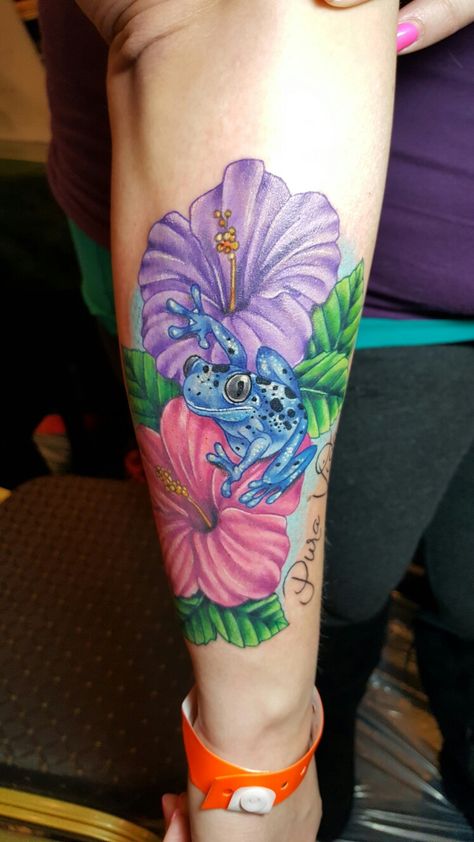 Tattoo to commemorate my trip to Costa Rica! Done by Mandy Snyder of Lucky Monkey Tattoo in Michigan #puravida #tattoo #frog #hibiscus Hibiscus And Frog Tattoo, Puravida Tattoo, Costa Rica Tattoo Ideas, Tree Frog Tattoos, Hawaiian Flower Tattoos, Monkey Tattoo, Trip To Costa Rica, Frog Tattoo, Hibiscus Tattoo